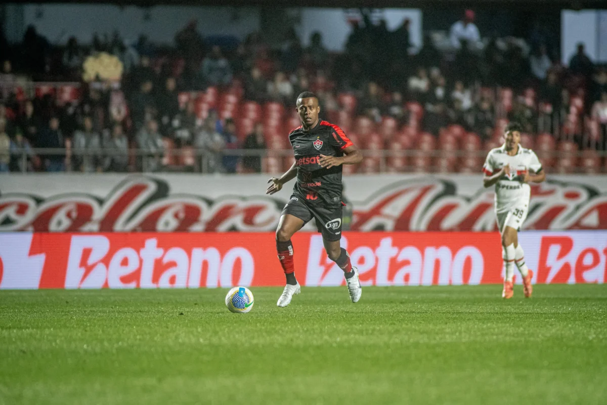 Carlos Eduardo ganha minutos e elogios do técnico Carpini e aguarda sua 1ª chance como titular no Vitória