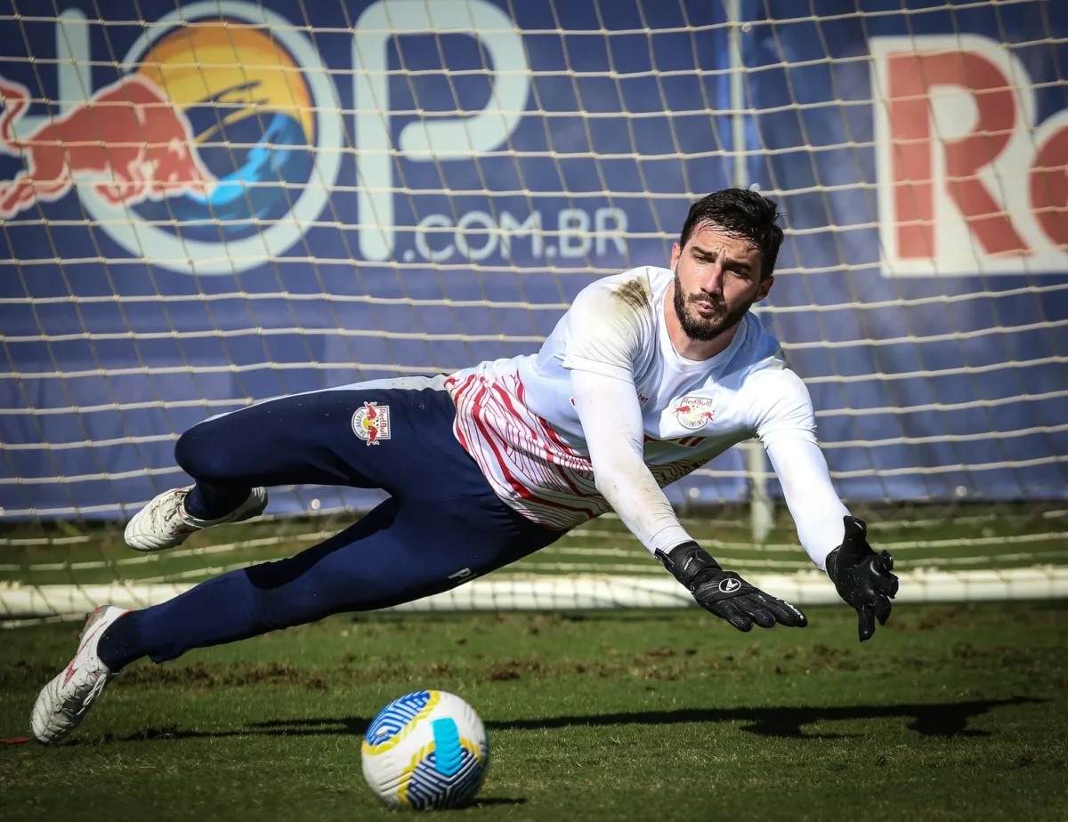 Cleiton Retorna aos Treinos do Bragantino e Pode Estrear Contra o Flamengo