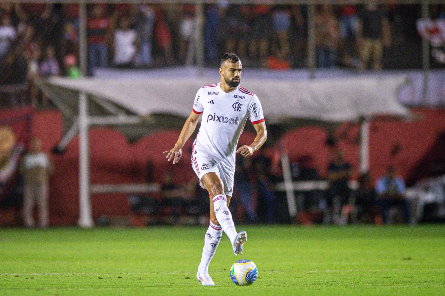 Clube francês Rennes pode assinar com zagueiro do Barcelona em vez de contratar Fabrício Bruno do Flamengo.