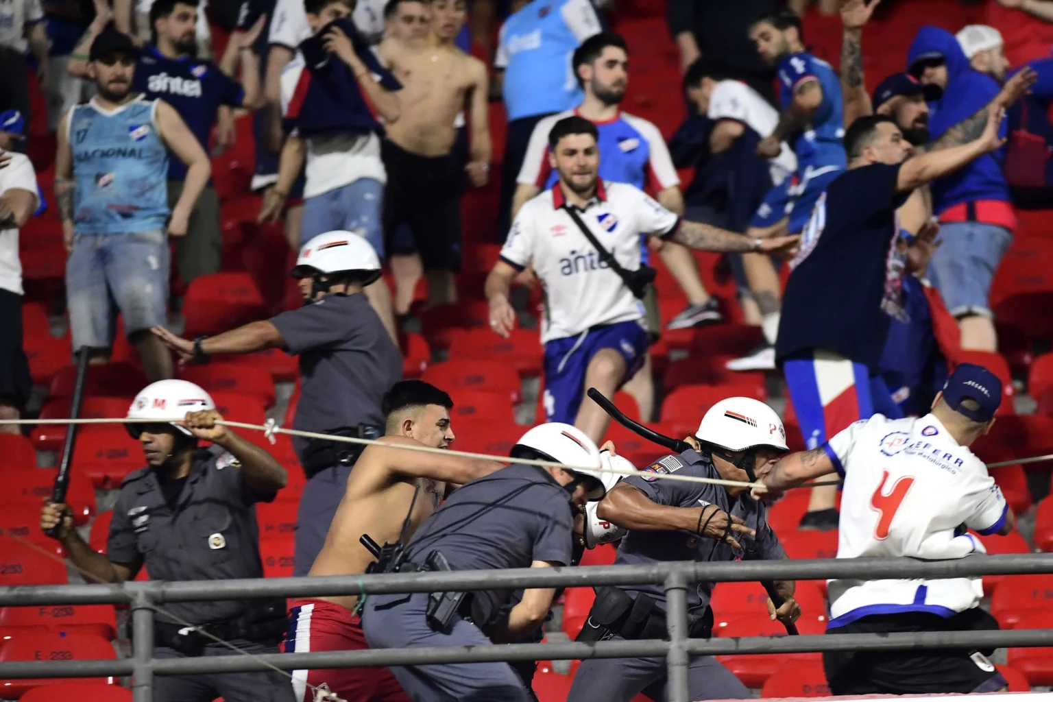 Confronto entre Torcedores do Nacional do Uruguai e Polícia Militar no Estádio do Morumbi