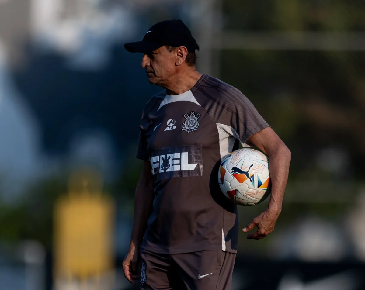 "Corinthians se Prepara para Enfrentar o Bragantino: Treinamento de Pênaltis e Escalação Definida"