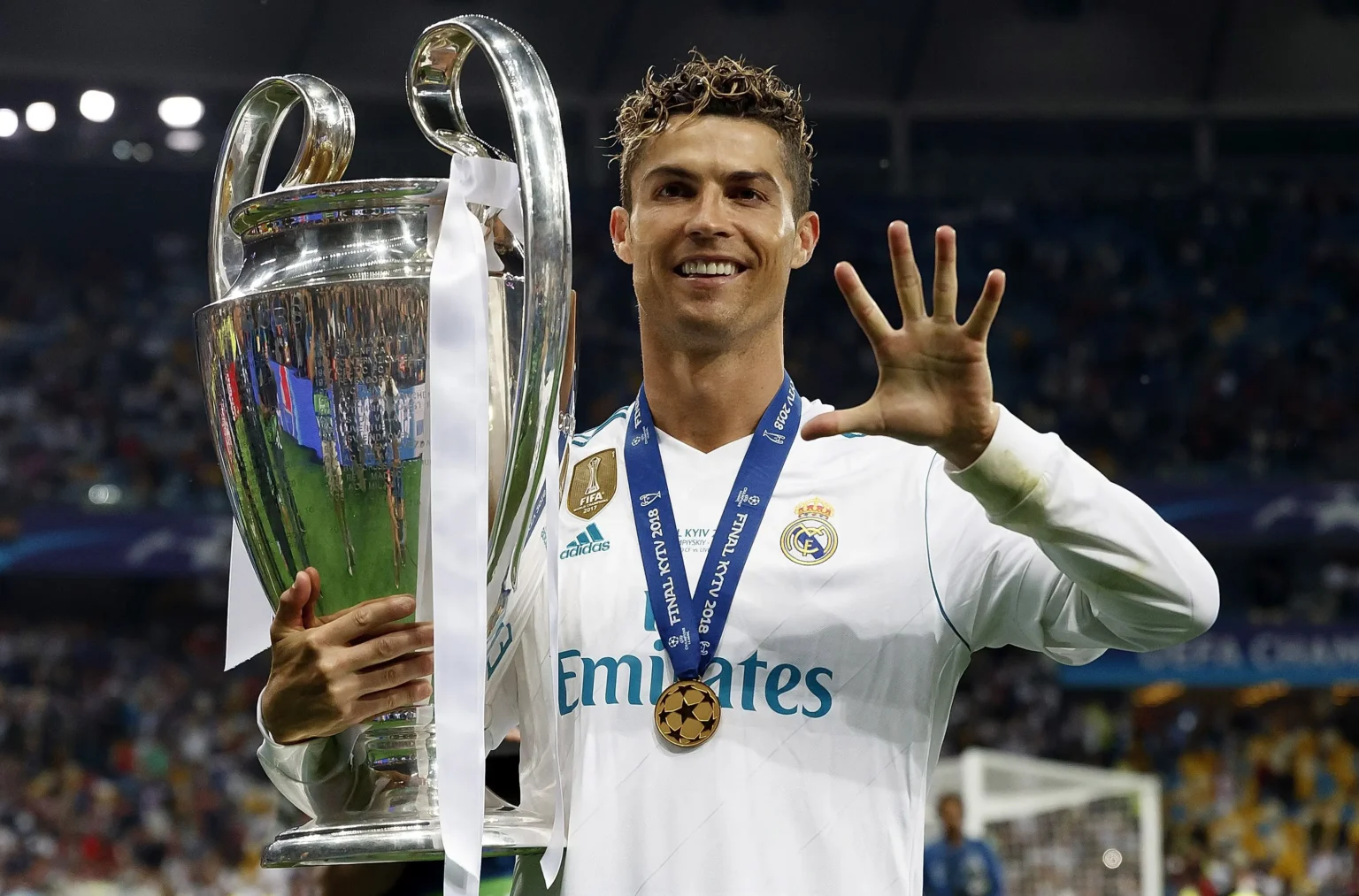 Cristiano Ronaldo recebe prêmio da UEFA por conquistas na Liga dos Campeões