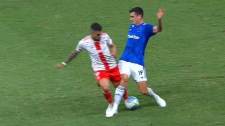 Cruzeiro anuncia lesão grave em Dinenno: jogador precisará passar por cirurgia.