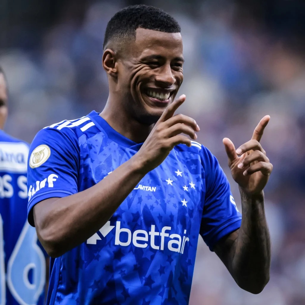 Cruzeiro recebe oferta da Rússia por Arthur Gomes: venda está sendo avaliada