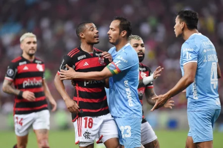 De la Cruz e Luiz Araújo retornam aos treinos com o elenco do Flamengo; Arrascaeta segue em tratamento.