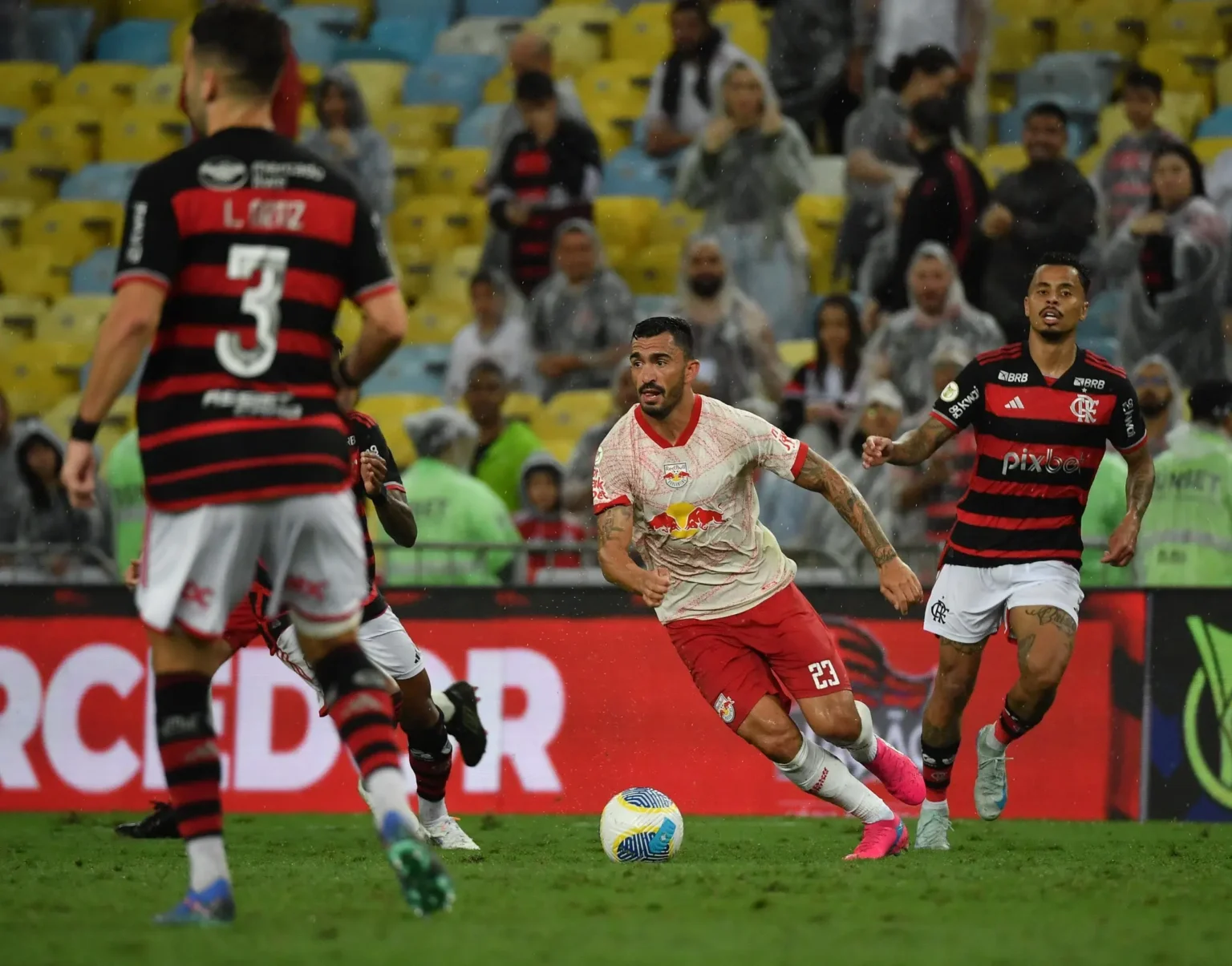 Derrota do Bragantino: erro na defesa piora em perda contra o Flamengo no Brasileirão.