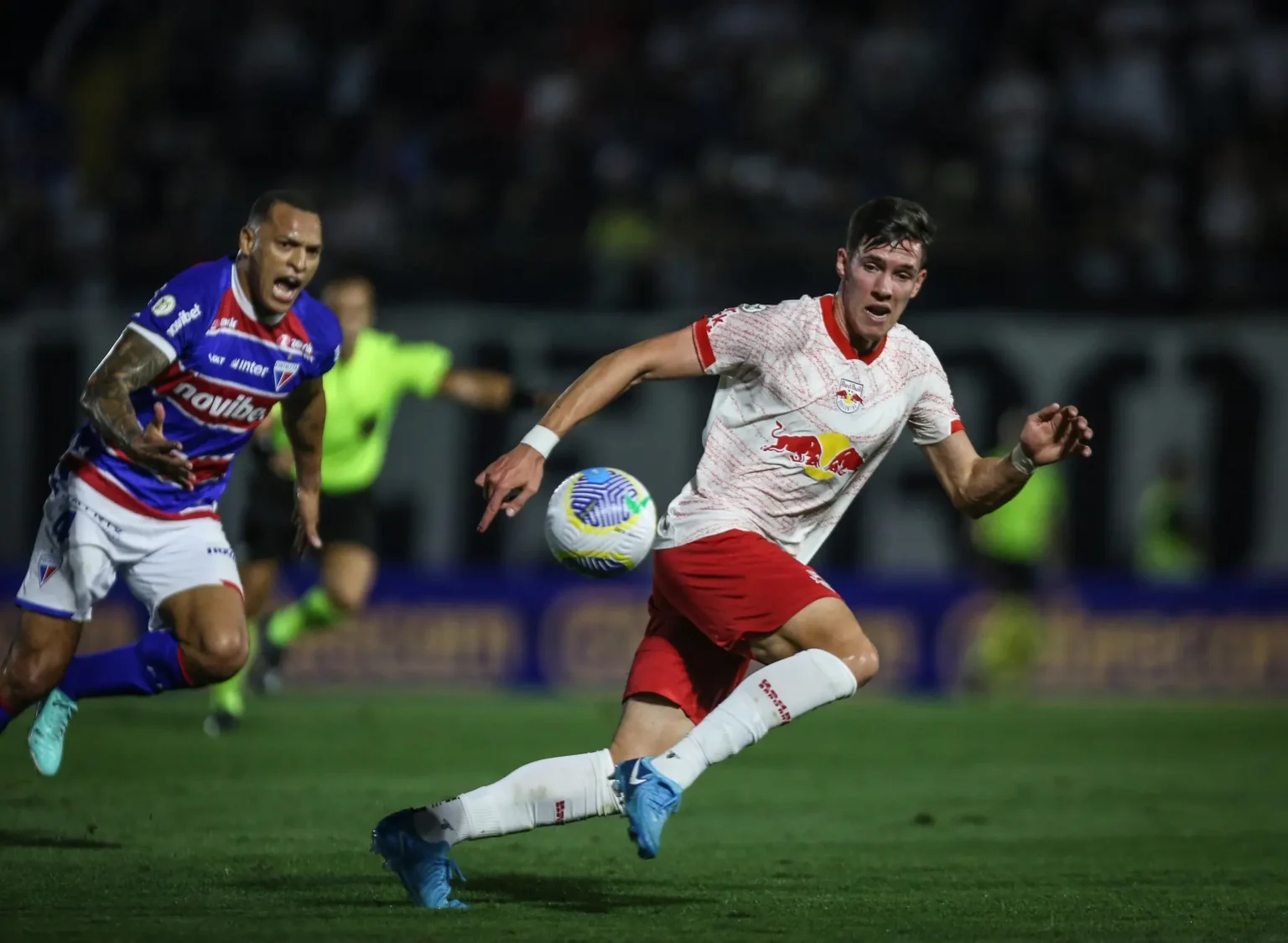 Dor na coxa deixa Thiago Borbas de fora do treino do Bragantino e gera dúvida para jogo contra o Flamengo