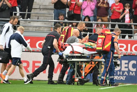 Entrada violenta em jogador do Lille: atleta é hospitalizado após longo atendimento médico em campo