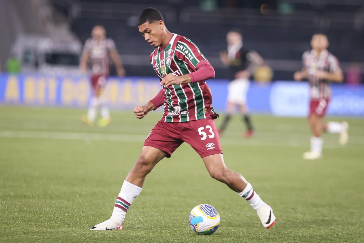 Esquerdinha recebe apoio no Fluminense após erro e busca novas oportunidades para consolidar sua sequência