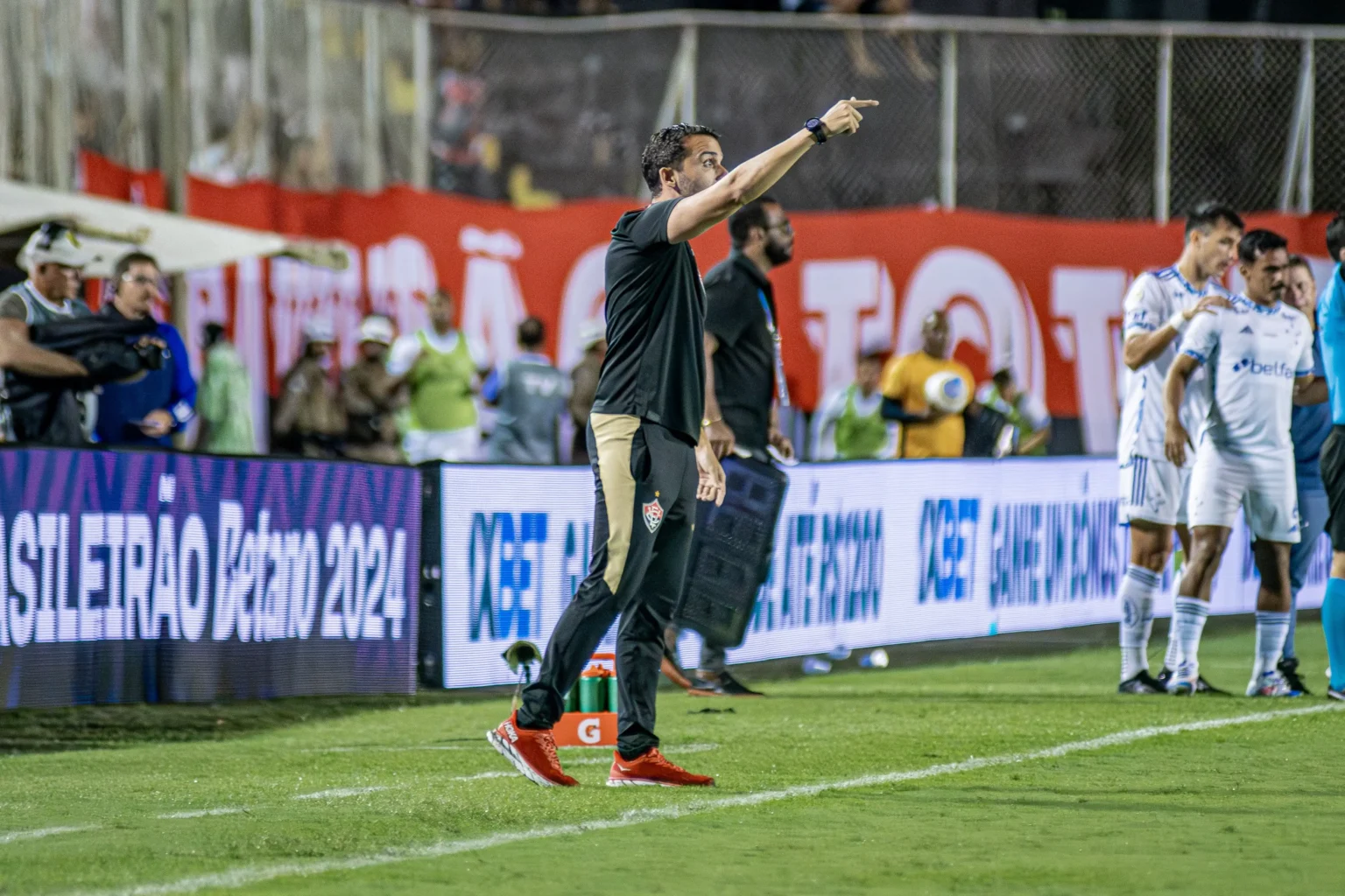 Estéphano Djian lamenta expulsão no jogo contra o Vitória e critica falta não marcada no gol de empate do Cruzeiro: "Sinto-me chateado"