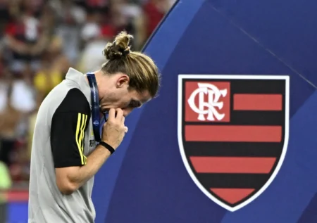 Filipe Luís comemora título internacional no Maracanã com o Flamengo: "Conquistando um sonho".