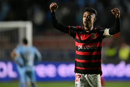 "Flamengo supera desafio da altitude na Libertadores ao evitar blitz adversária."