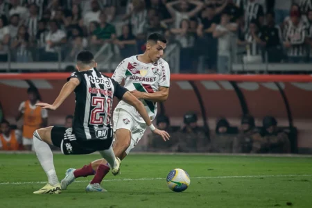 Fluminense faz comparação engraçada: "Qualquer semelhança é mera coincidência" entre gol de Serna e de Messi.