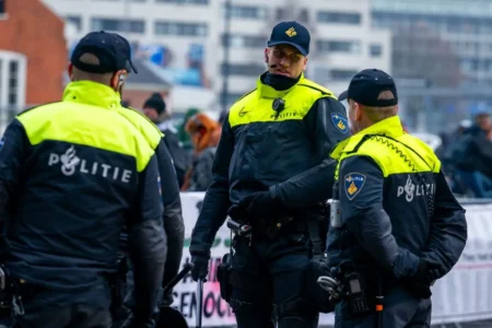 "Greve da Polícia Neerlandesa Adia Partida Clássico do Futebol entre Ajax e Feyenoord"