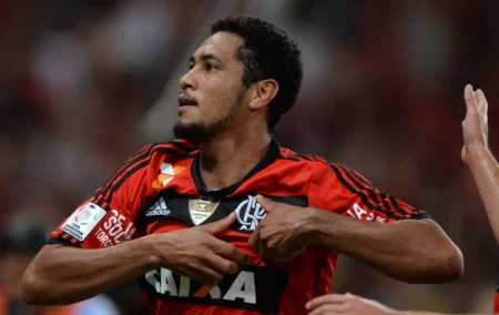 Hernane Brocador: Ex-Campeão do Flamengo e Bahia, Coração Dividido na Copa do Brasil