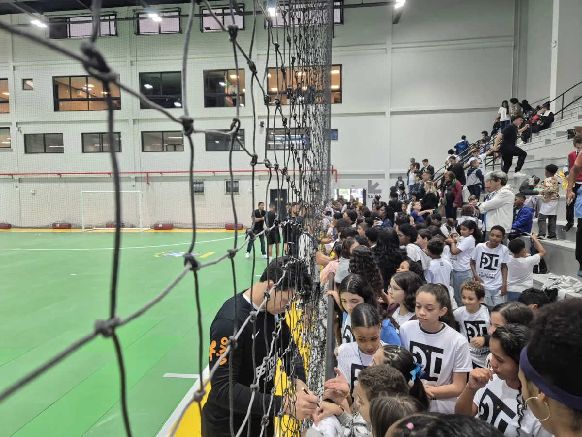 "Inauguração Iminente: Instituto Philippe Coutinho Reúne Ídolos do Vasco, Seleção de Futsal e Estudantes de Escolas"