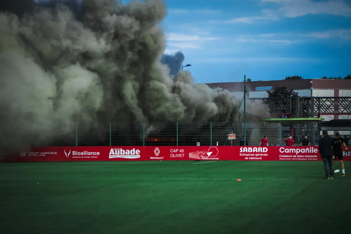 Incêndio em bar de estádio interrompe jogo da Terceira Divisão francesa