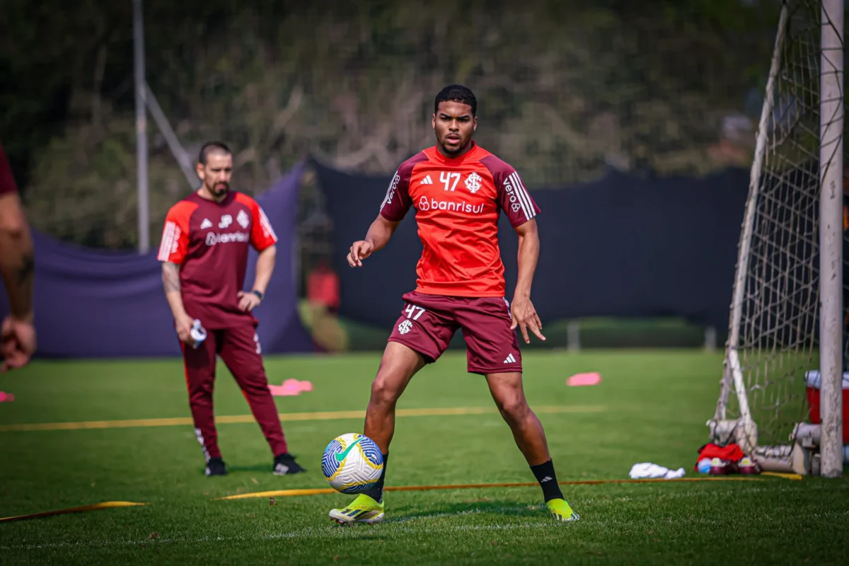 Internacional renova contrato com meio-campista Gustavo Prado até 2028