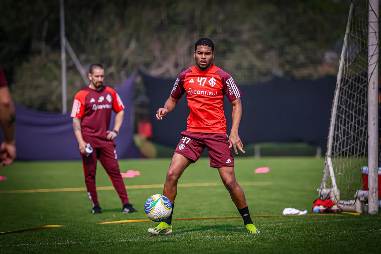 Internacional renova contrato com meio-campista Gustavo Prado até 2028