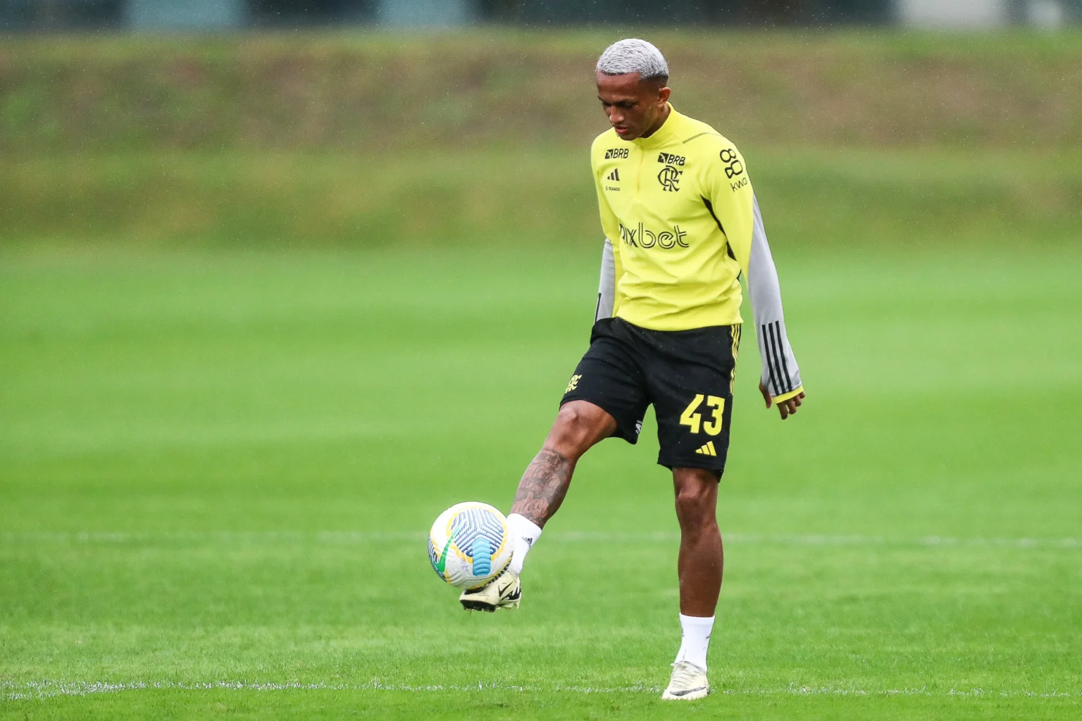 Jogador do Flamengo Wesley sofre lesão muscular na coxa e ficará fora de campo no duelo contra o Bolívar