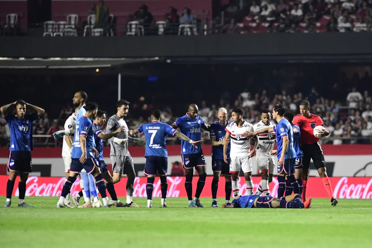 Jogador do Nacional, Izquierdo, após sofrer arritmia, permanecerá em observação por mais 72 horas.