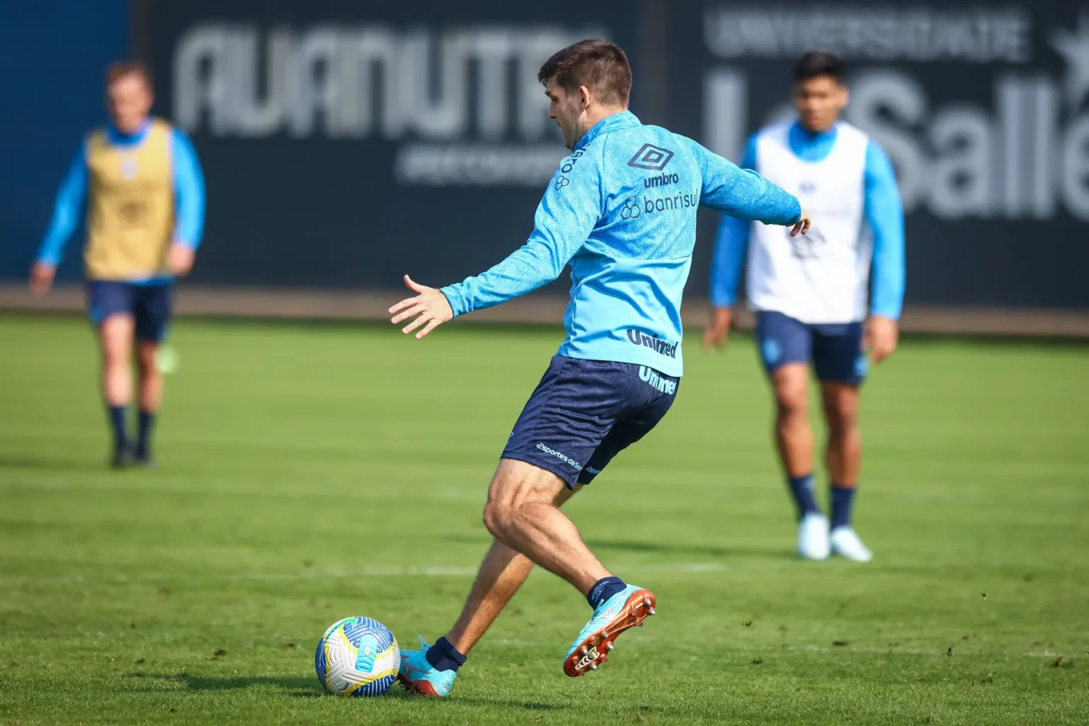 Kannemann volta a treinar no Grêmio, enquanto Mayk permanece fora dos treinos