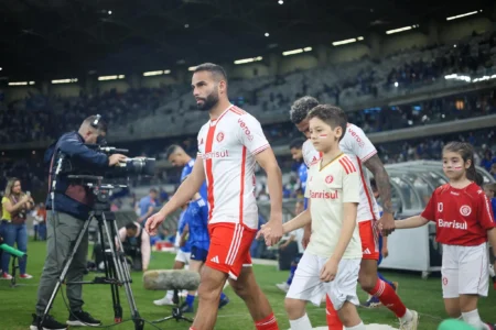 Lesão no joelho: Thiago Maia sente dores e será reavaliado no Inter