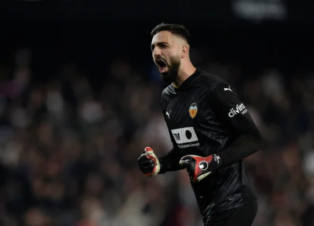 Liverpool contrata goleiro do Valencia por R$ 215 milhões: o possível sucessor de Alisson?