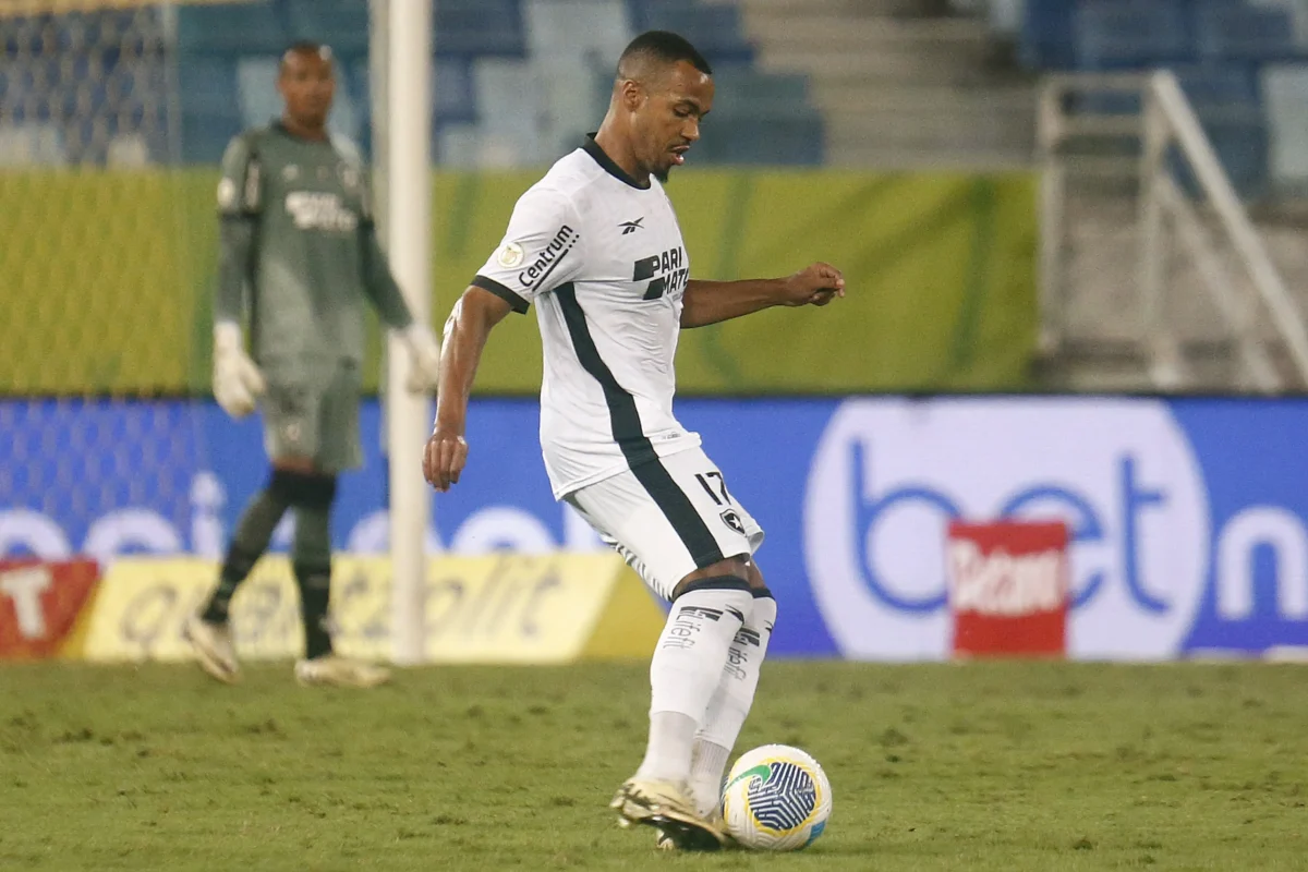 Marlon Freitas, do Botafogo, recebe advertência do STJD