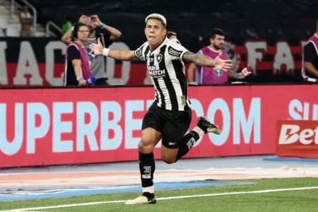 Matheus Martins Brilha no Botafogo: Gols, Provocações e Vitória em Clássico Marcam Estreia Perfeita