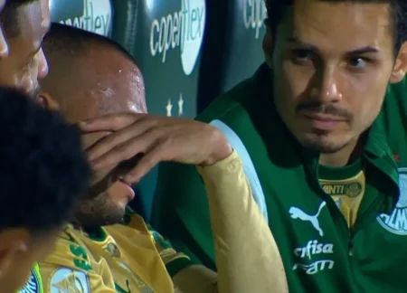 Mayke, do Palmeiras, sofre lesão na panturrilha e é substituído em campo, chorando de dor.