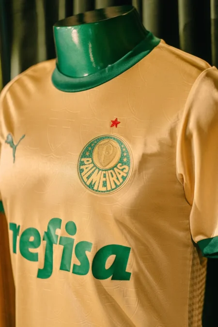 Novidade no futebol: Palmeiras apresenta terceira camisa dourada para a temporada.