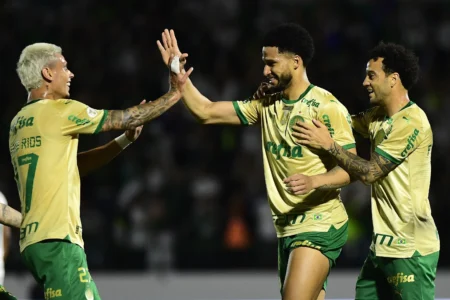 "Palmeiras faz arrancada para o bicampeonato do Brasileirão com goleada de 5 a 0 em clássico"