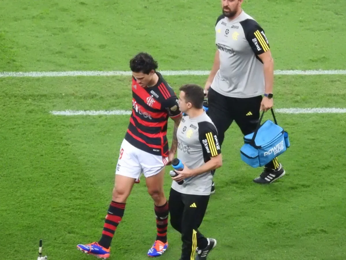 "Pedro sofre lesão na coxa e deixa jogo do Flamengo no primeiro tempo"