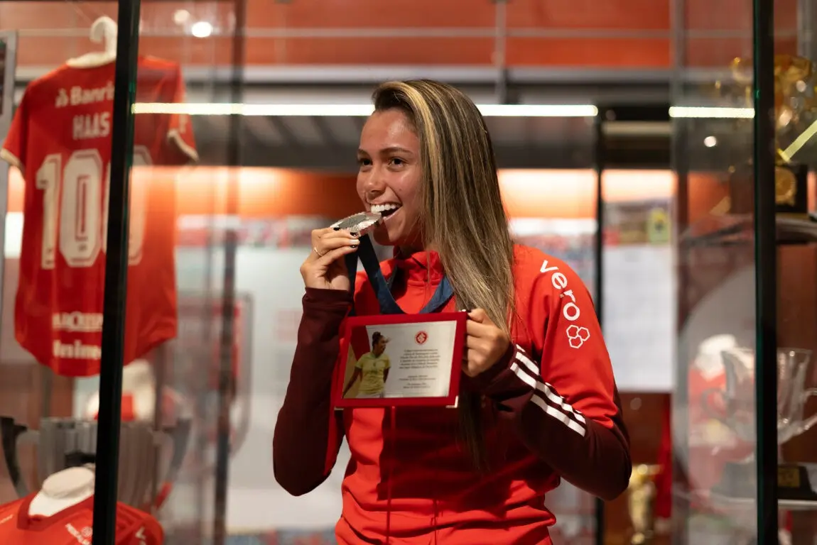 Priscila Recebe Homenagem do Internacional pela Medalha de Prata em Paris 2024