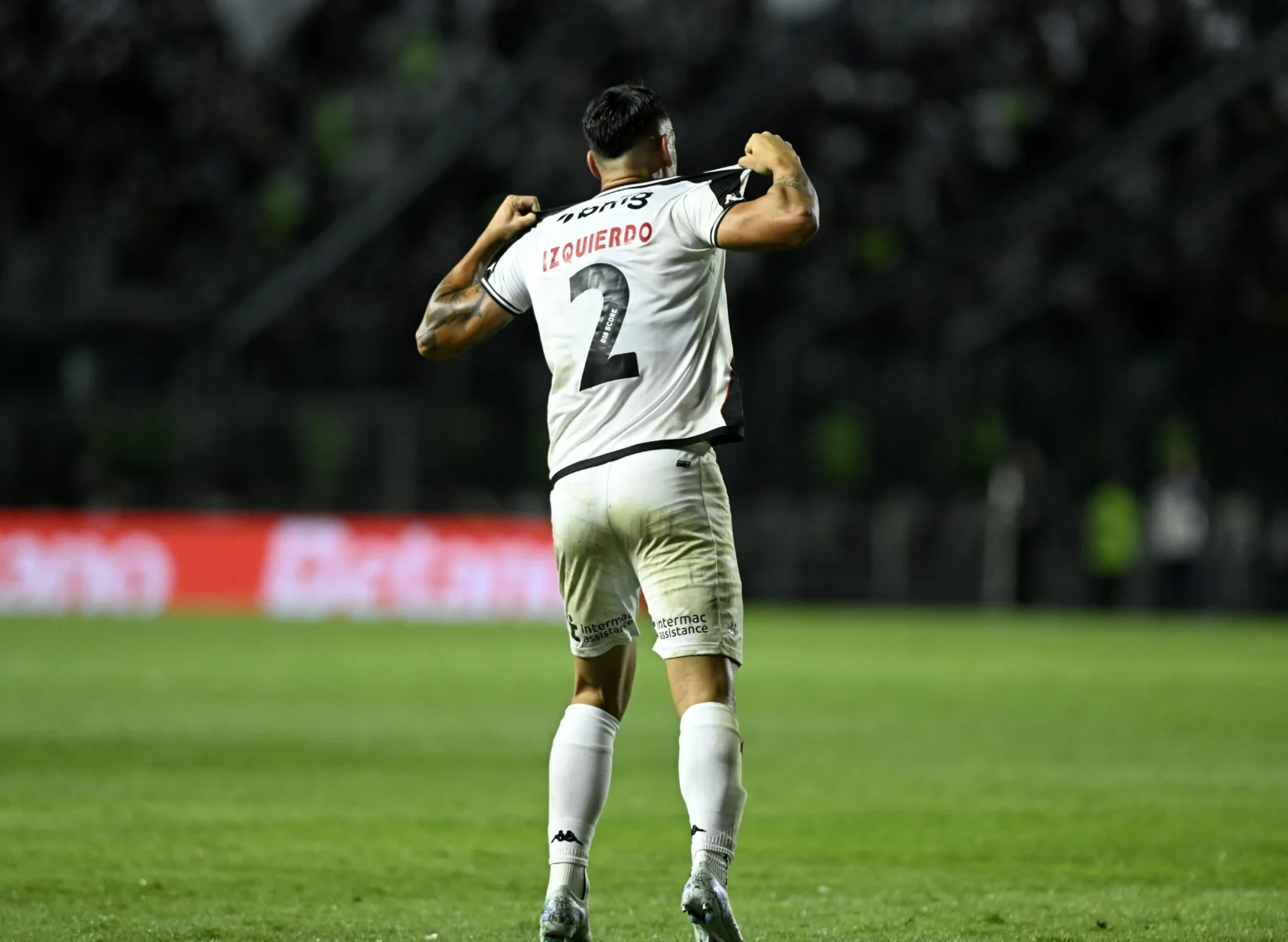 Pumita marca gol com camisa especial em homenagem a Izquierdo: "Foi para ele"