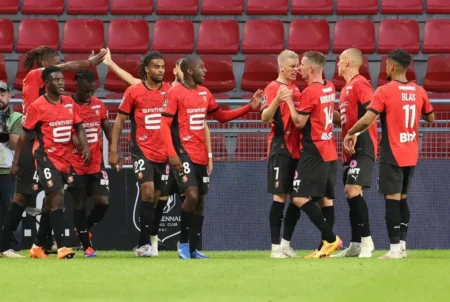 Rennes surpreende e goleia Lyon por 3 a 0 na estreia do Campeonato Francês