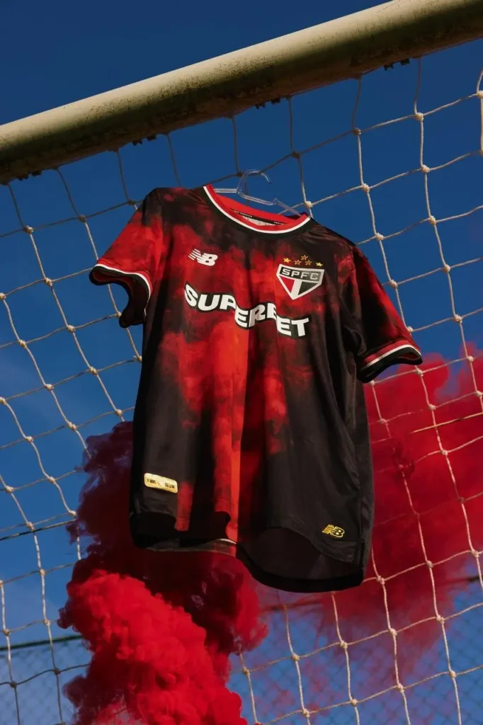 Título otimizado para SEO em Português-BR: "São Paulo Apresenta Nova Terceira Camisa com Efeito de Fumaça Vermelha: Confira Fotos e Preços"