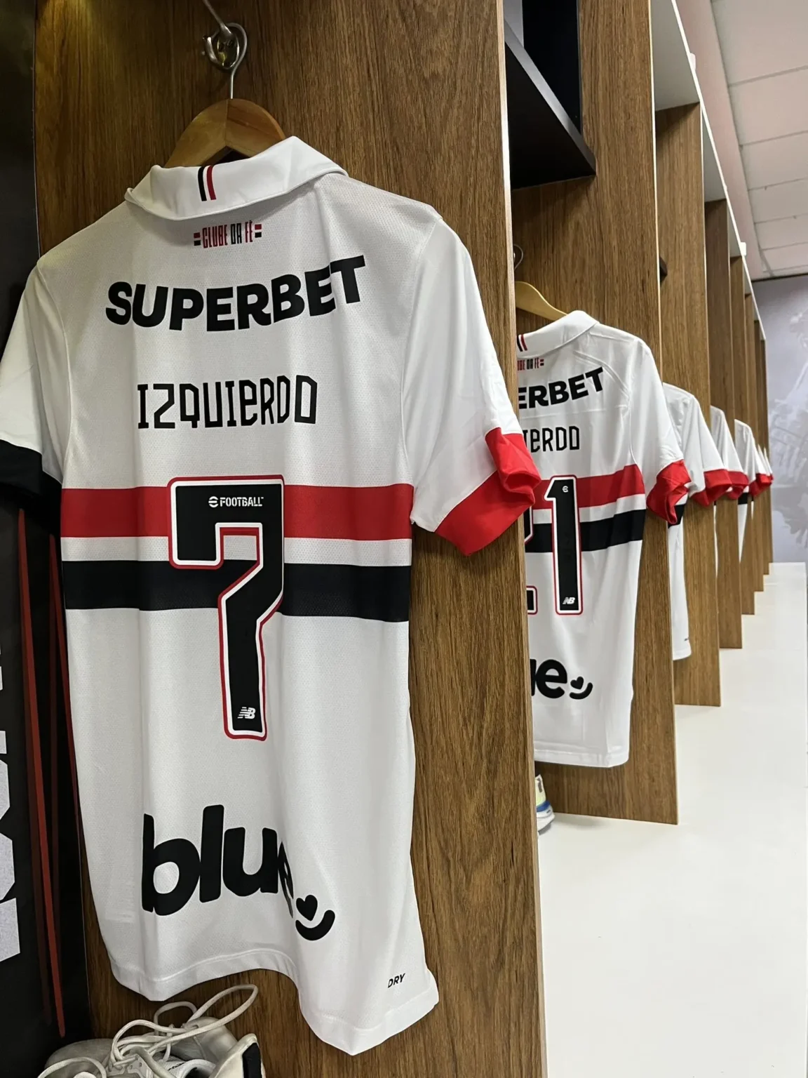 São Paulo homenageia Izquierdo: Jogadores usarão camisas com nome do ex-jogador contra Atlético-MG