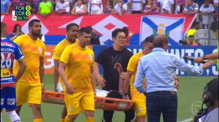 Talles Magno sofre lesão no ombro e sai do jogo do Corinthians após apenas 6 minutos.