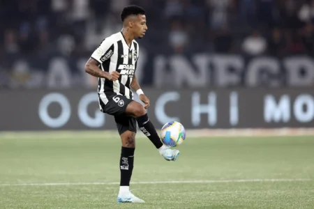 Tchê Tchê assume novo papel no Botafogo: o lateral direita vira peça curinga