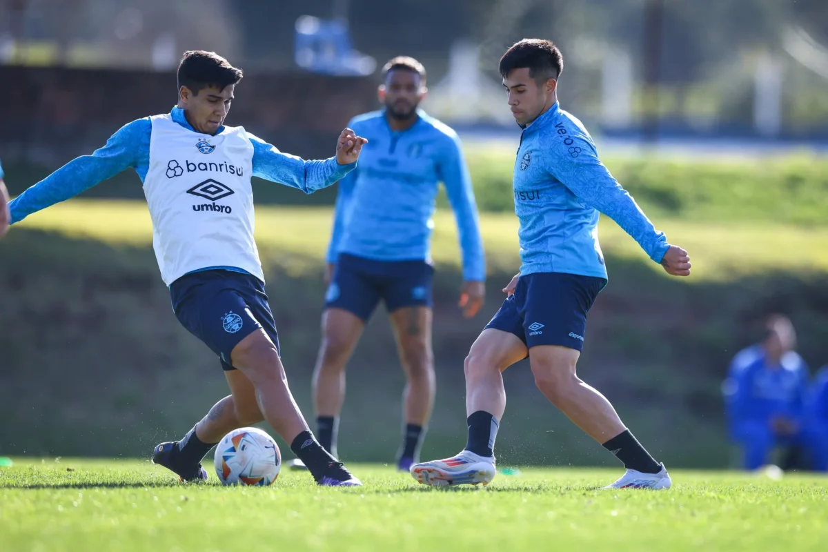 Trio de R$ 50 milhões: Grêmio tem chance de observar reforços e pode ter estreia em breve