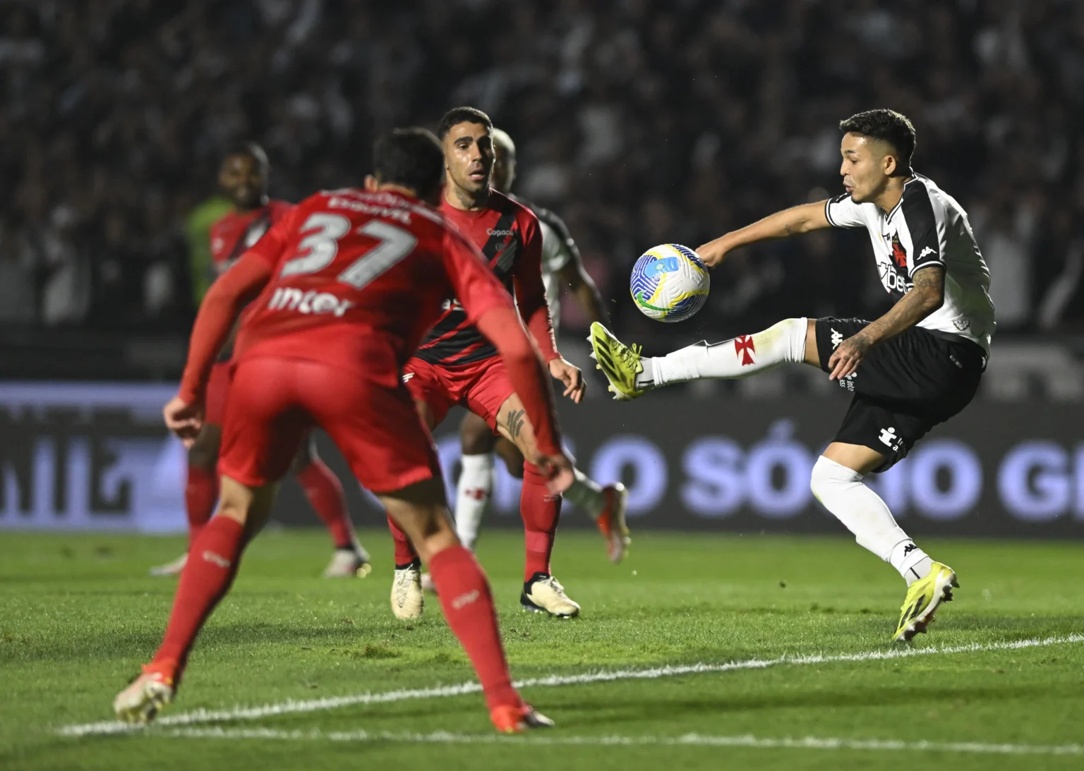 Vasco perde Adson e busca reforços para setor criativo até o fim da janela de transferências