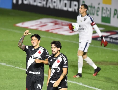 Vasco tem bom desempenho contra o Athletico-PR em casa no Brasileirão.