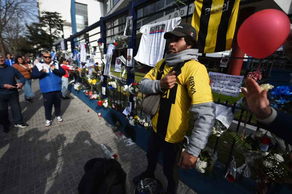 Velório de Izquierdo reúne torcedor do Peñarol, time rival do Nacional no Uruguai