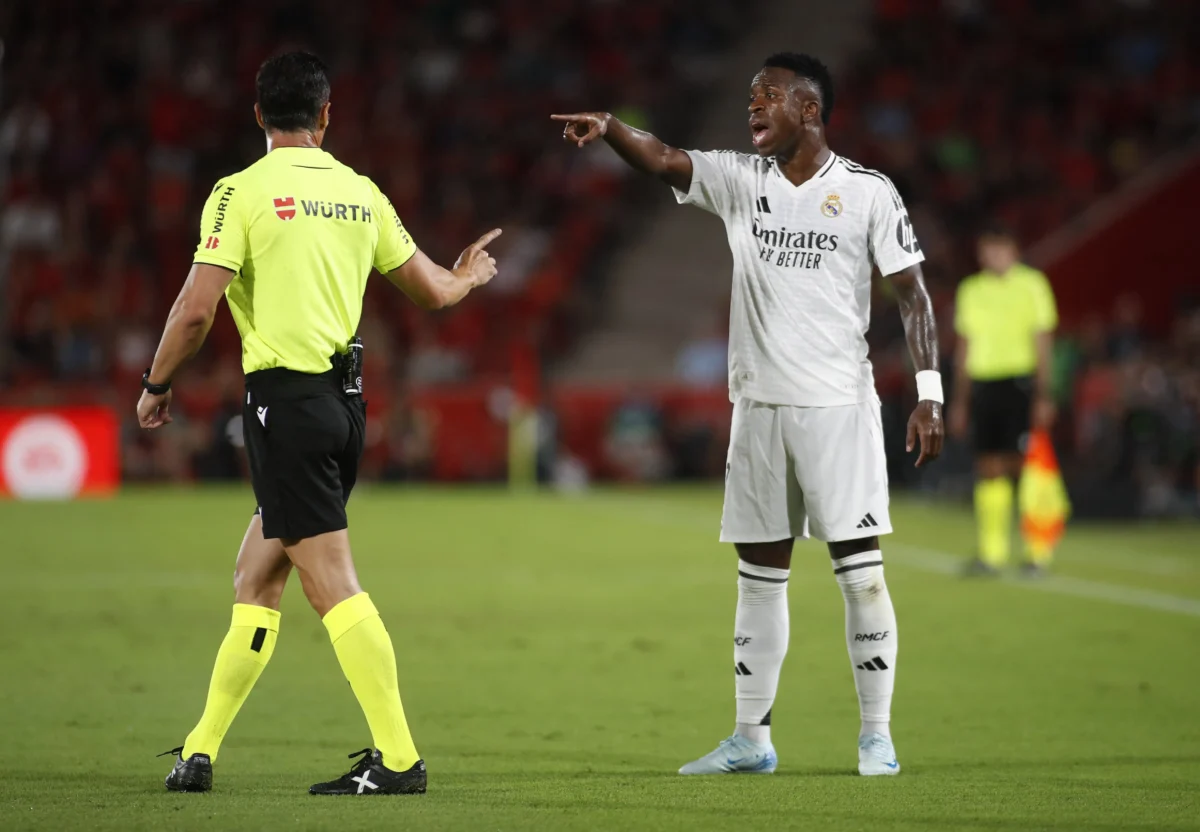 Vinícius Júnior explica regra ao árbitro em empate do Real Madrid