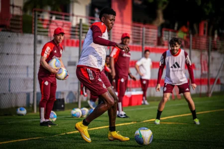 Vitão volta a treinar no Inter e pode retornar ao time contra o Atlético-GO