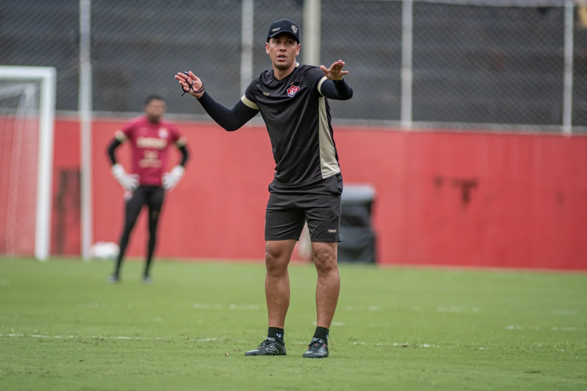 Vitória realiza treino tático coletivo em campo aberto