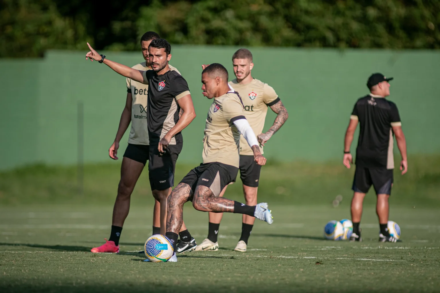 Vitória se prepara para enfrentar o São Paulo com treino especial de zagueiros