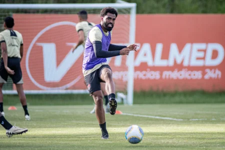 "Vitória sofre baixa: Caio Vinícius lesionado na coxa e desfalca jogo contra Vasco"